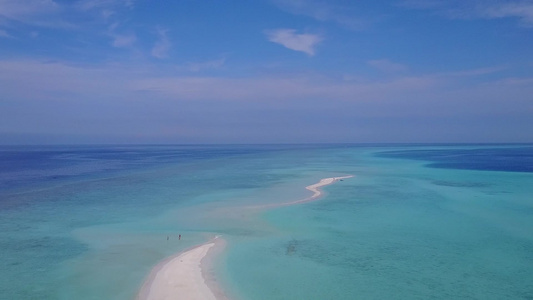 以蓝海和白沙背景打破热带海岸海滩的无人驾驶飞机场景视频