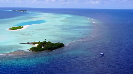 浅水和清洁沙地背景的放松岛屿海滩之行的空中无人驾驶视频