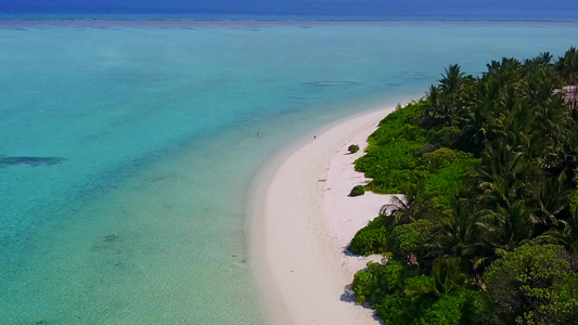白沙背景蓝绿海美丽海岸线海滩之旅的无人机质感视频
