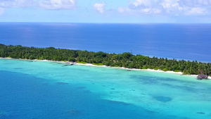 以白沙海为背景的松黄海冲破海滩环绕着一片白色沙子背景11秒视频