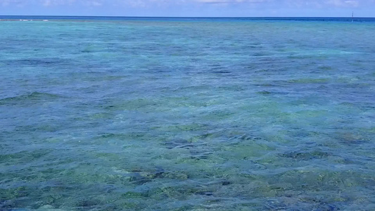 蓝海白沙背景下的热带海滩度假胜地航拍视频