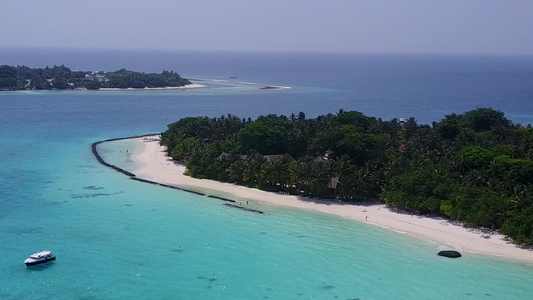 以蓝海和白沙为背景放松度假胜地海滩生活方式的空中无人驾驶视频