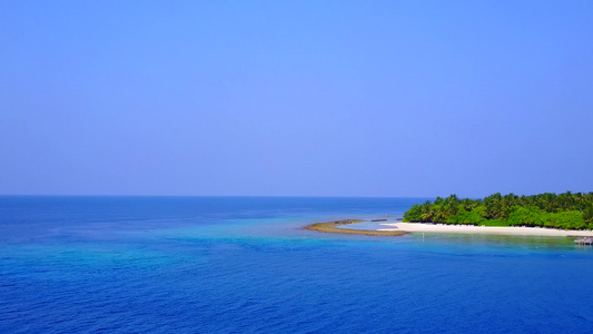 以蓝绿色海洋和白沙为背景的海滨海滩假日海上空中无人驾驶视频