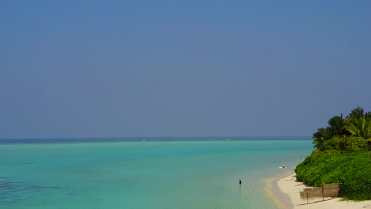 以蓝环礁湖和白沙为背景的海洋海岸线海滩假日海景无人驾驶视频