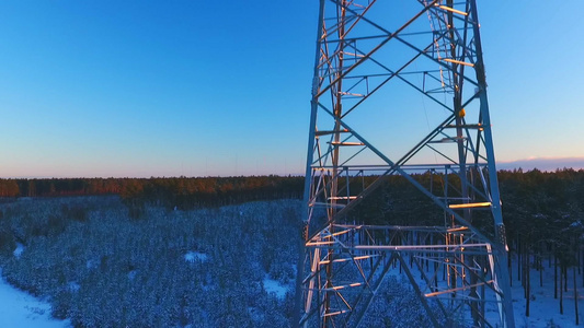 冬季森林的电塔池空中景观电信视频