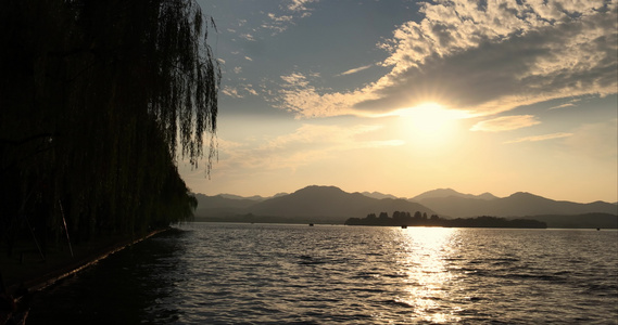 夕阳下波光粼粼的杭州西湖美景视频