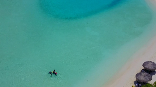 通过透明有白色沙子背景的环礁湖进行平静的旅游海滩探险视频