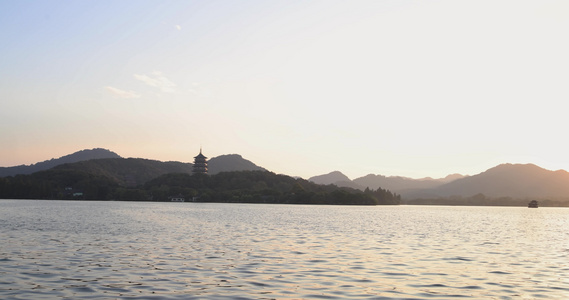 夕阳下的杭州西湖雷峰塔视频