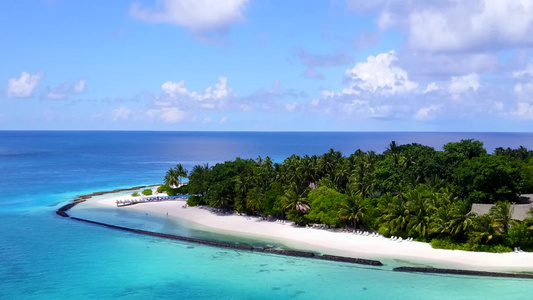 浅环礁湖和白色沙滩背景热带海岸海滩度假的空中无人驾驶视频
