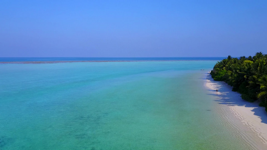 蓝海和白色沙滩背景海洋海岸海滩旅行的无人驾驶飞机抽象视频