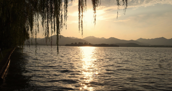 夕阳下波光粼粼的杭州西湖美景视频