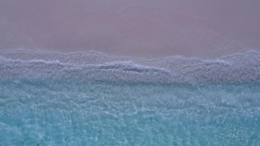 蓝海和白沙海滩度假胜地航拍视频