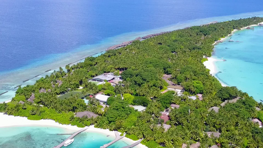 以蓝绿色环礁湖和白沙背景海滩度假胜地航拍视频