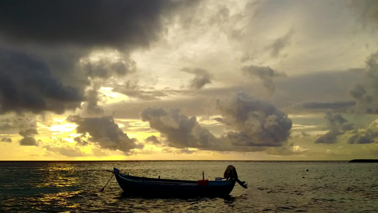 白沙背景蓝绿色海洋的海洋海景海滩之旅的无人机空中性质视频