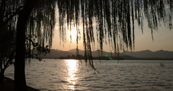 夕阳下波光粼粼的杭州西湖美景视频