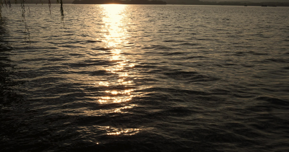 夕阳下波光粼粼的杭州西湖美景视频