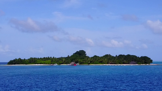 清澈海水和白色沙滩的海边视频