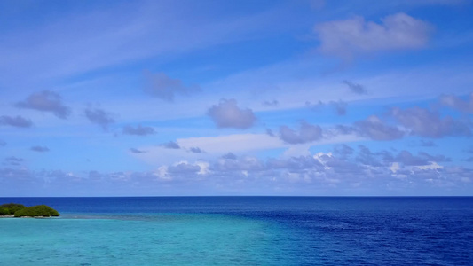 空中无人驾驶飞行以蓝海和白沙背景进行豪华海岸海滩度假视频