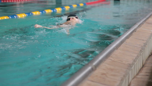 参加游泳比赛的少年儿童视频