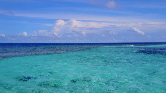 白沙背景蓝绿水的天堂湾海滩航行无人机观天空视频