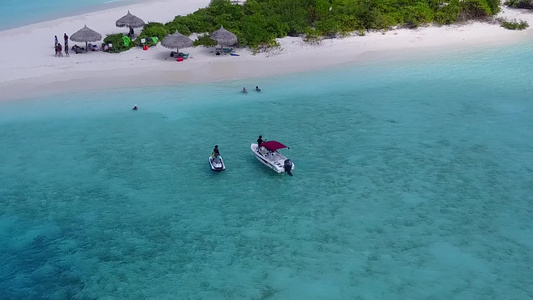 以白色沙滩背景的清海为伴的美丽海岸海滩冒险之旅的空中视频