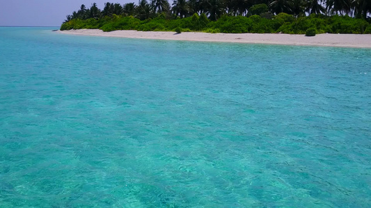 以蓝水和白色沙滩背景的白沙为生的热带旅游海滩生活方式视频