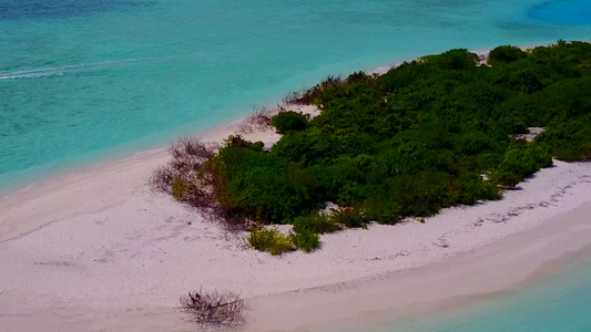蓝绿海白沙背景豪华海滨沙滩游无人机空中旅游视频