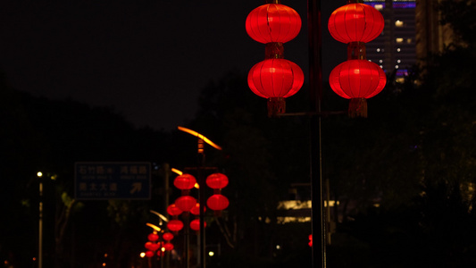 春节城市道路悬挂灯笼实拍视频