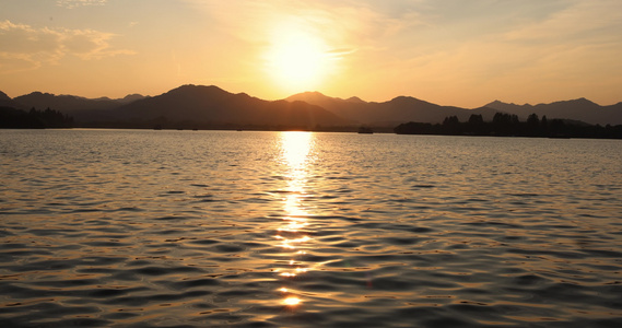 夕阳下波光粼粼的杭州西湖美景视频