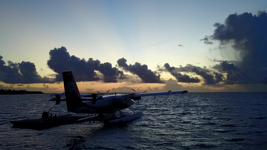 白沙背景蓝海异国湾海滩生活方式的空中景观视频