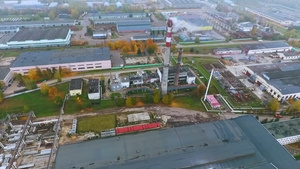 工业厂领土内的空中观察锅炉管道12秒视频