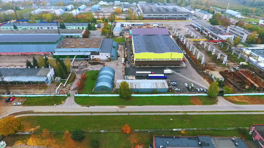 无人机查看工业厂房上的仓库区域工业建筑天景视频