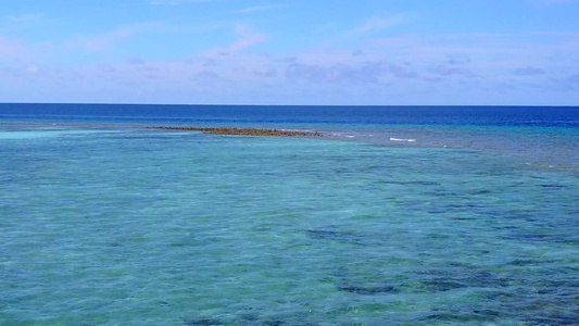 以蓝环礁湖和白沙为背景的海滩间断海面飞行无人驾驶飞机视频