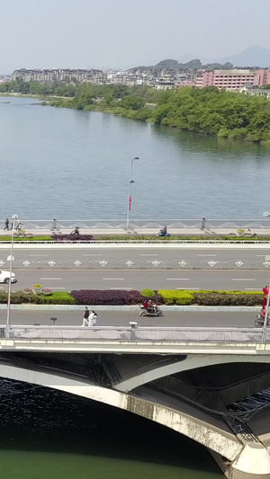 桂林解放桥人流车流交通恢复航拍高清两段视频合并30秒视频