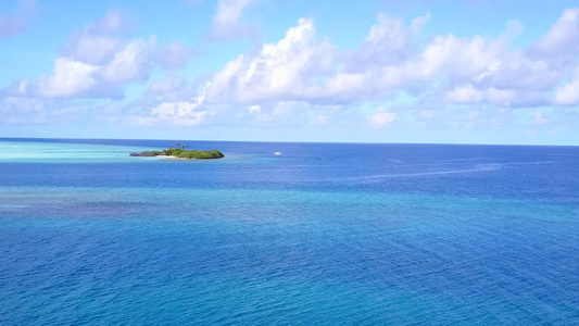 蓝色绿色海和白色沙滩背景的完美海湾海滩旅程的无人驾驶视频