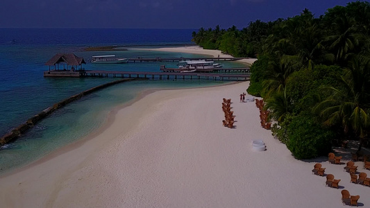 以白色沙滩背景为背景的松绿海景色观赏美丽的旅游海滩视频