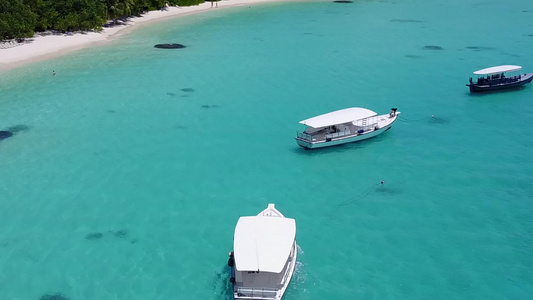 蓝绿水白沙背景宁静海滨海滩之旅的无人机海景视频