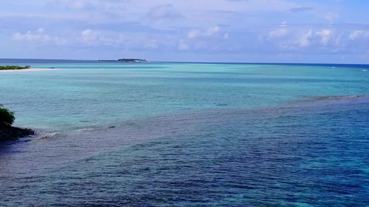 蓝绿海白沙背景下的海洋海岸线海滩冒险无人机空中全景视频