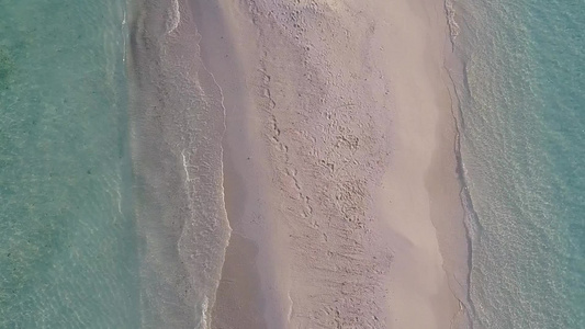 空中无人驾驶飞机在蓝色水和白色沙滩背景下对美丽的海岸视频