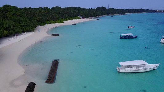 透过蓝海和白色沙滩背景的蓝色海浪观赏外来旅游海滩探险视频