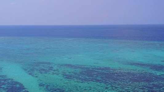 海洋海岸海滩旅行的空中无人机全景由清澈的海洋和白沙视频