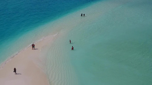 浅沙背景蓝海热带旅游海滩空中无人机景观视频