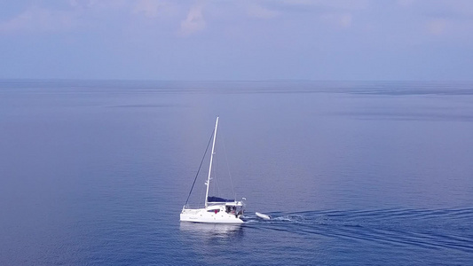 蓝海和白沙滩背景的海滨探险飞行性无人驾驶航空器海洋视频