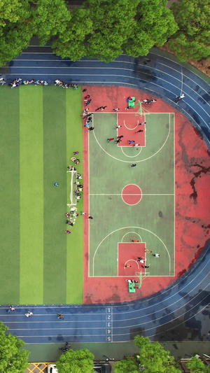 航拍城市校园足球场体育课运动健身比赛教学素材校园素材60秒视频