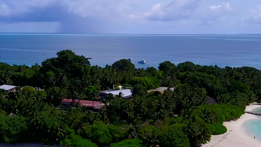 以浅海和白沙背景航行的放松海湾海滩航程的无人驾驶飞机视频