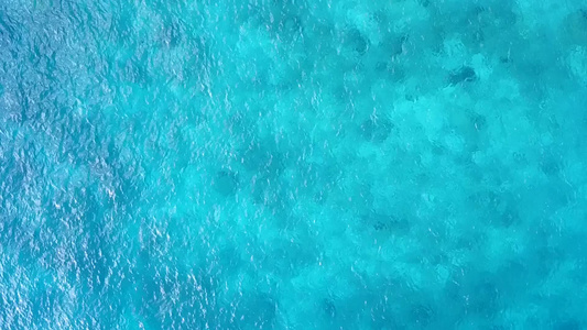 透明海和白沙背景下宁静海湾海滩旅行的空中无人机全景视频