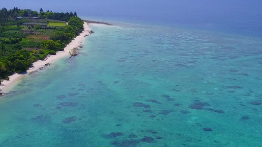 蓝海和白沙底蓝海的天堂度假度假胜地海滩假日空中观察视频