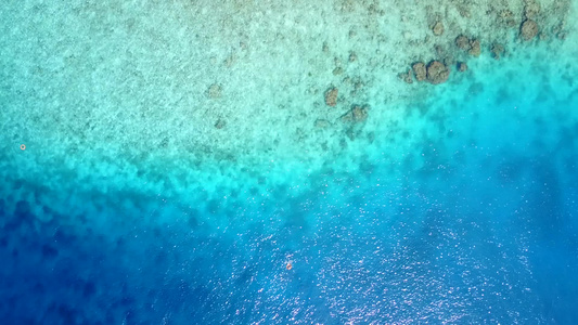 热带海滨海滩以蓝水和白色沙滩背景冲出海岸的旅游视频