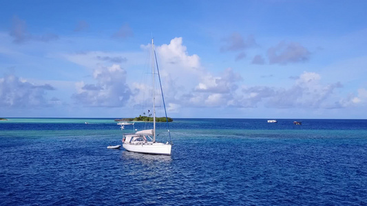 白沙背景蓝绿色泻湖海洋度假村海滩的无人机空中海景视频