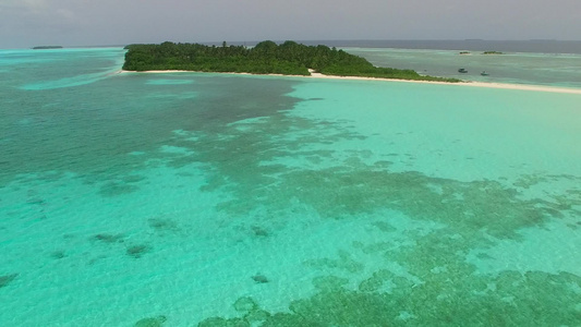 白沙背景蓝海放松海岸线海滩度假的无人机景观质感视频